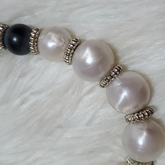 Boutique retro mid century modern black and white bead necklace - Picture 2 of 5